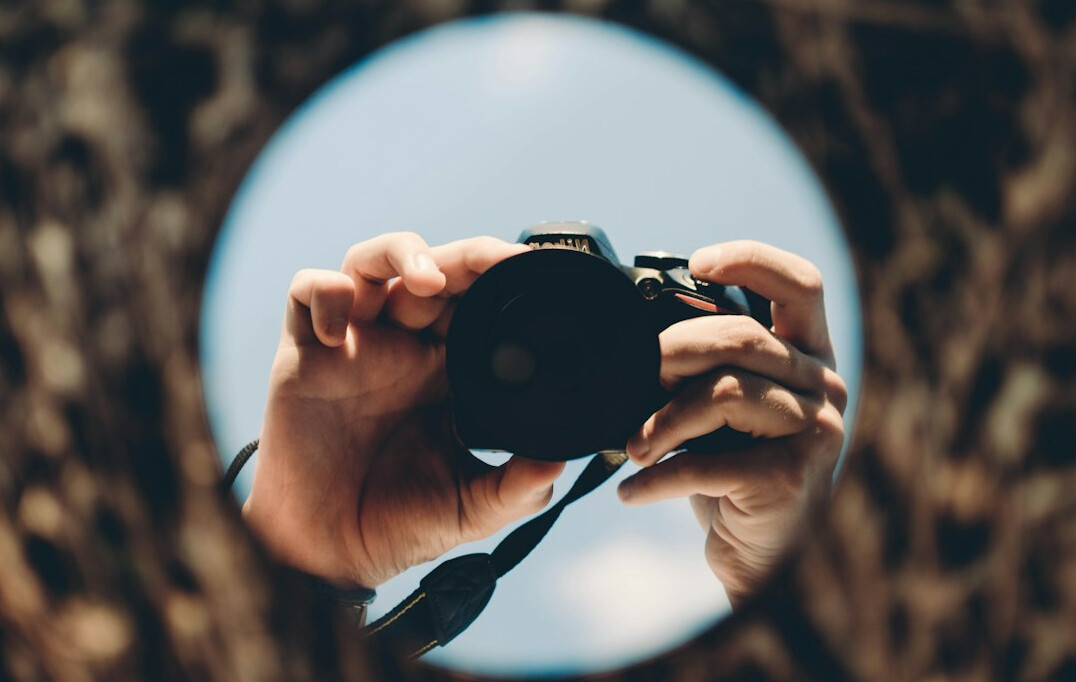 Fotograf pracujący w terenie na wsi