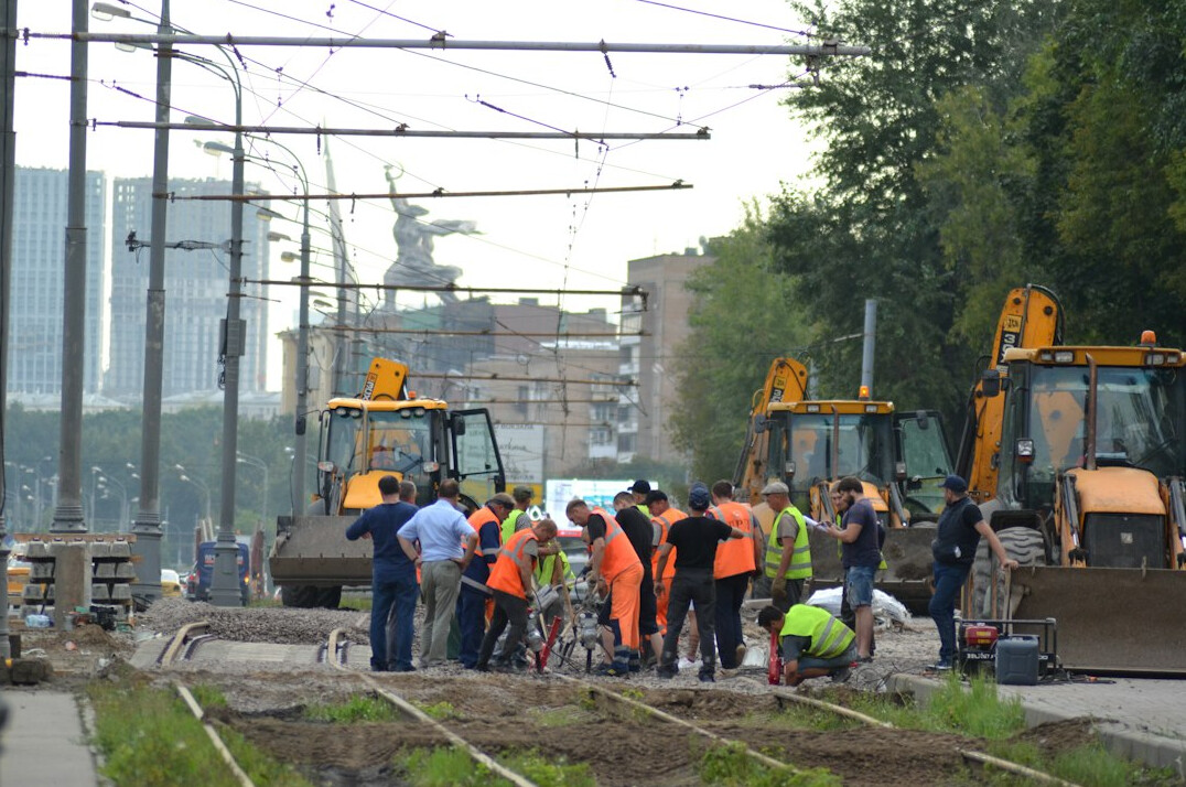 Zespół redakcyjny pracujący nad materiałem reportażowym