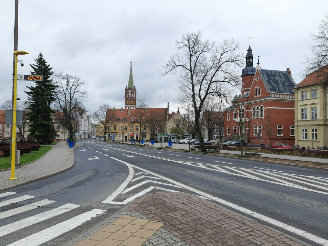 Rynek małego polskiego miasteczka o zmierzchu