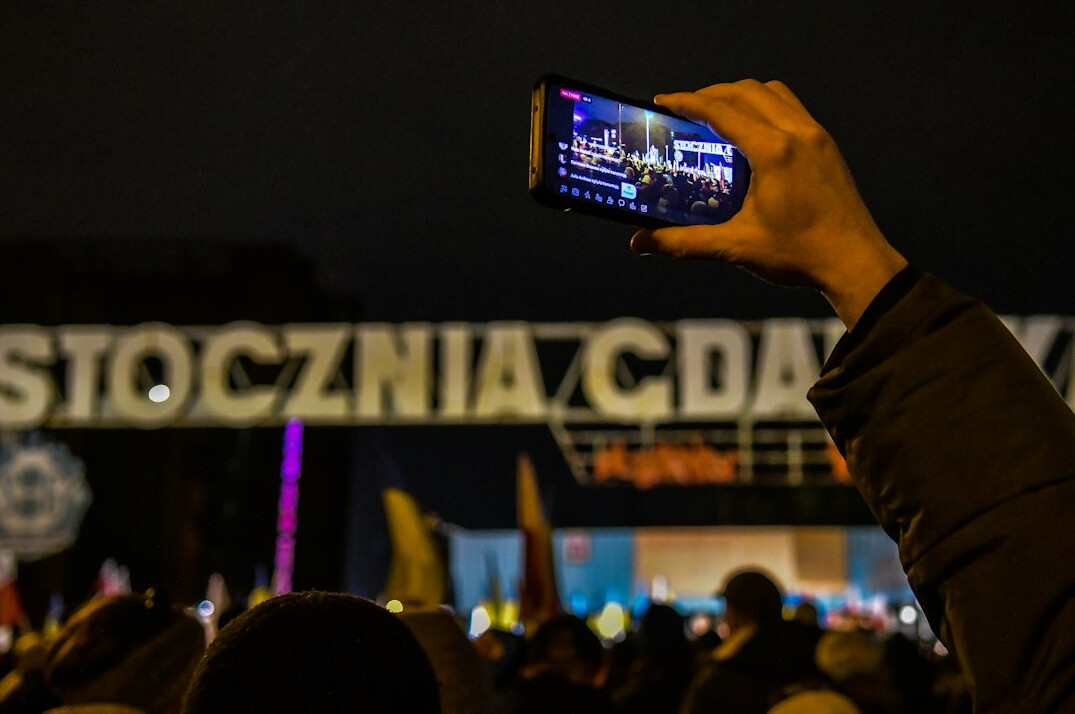 Reporter przeprowadzający wywiad z mieszkańcem