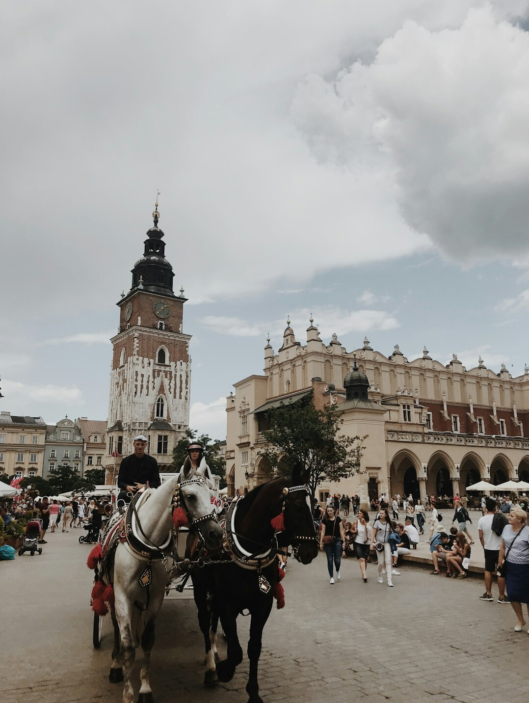 Procesja religijna w małym miasteczku